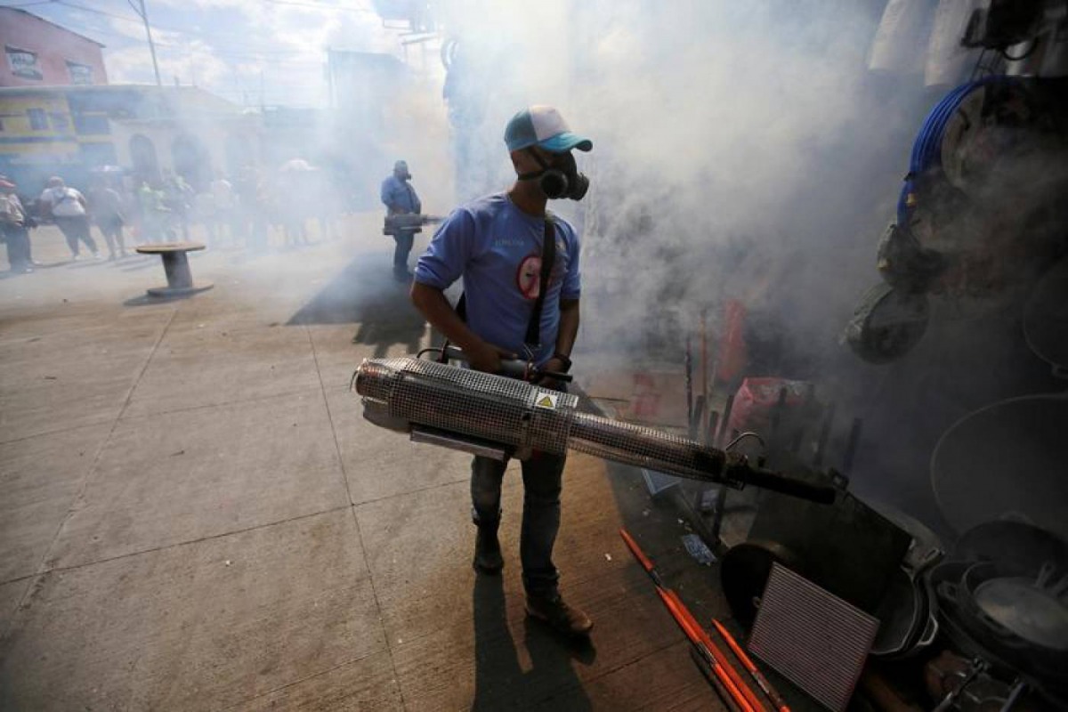 A municipal worker fumigates a market to prevent the spread of dengue fever and other mosquito-borne diseases in Tegucigalpa, Honduras, July 25, 2019. Reuters/Jorge Cabrera