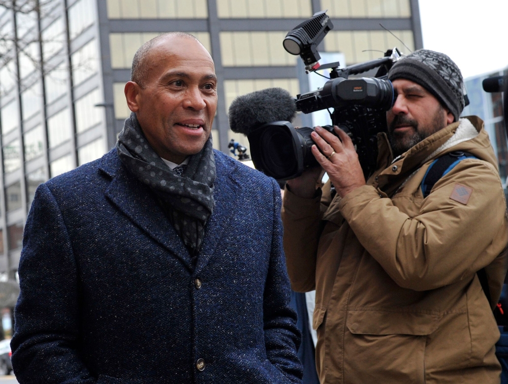 Former Massachusetts Governor Deval Patrick (L), US Democratic Presidential hopeful, makes his way to the Bridge Cafe to order lunch, greet locals and talk to reporters on November 14, 2019 in Concord, New Hampshire. AFP / Joseph Prezioso
 