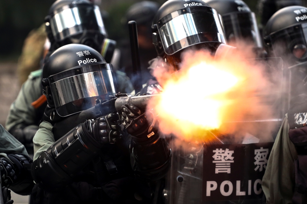 A riot police fires tear gas to disperse anti-government protesters after a march in Hong Kong, China, September 29, 2019. Reuters / Athit Perawongmetha