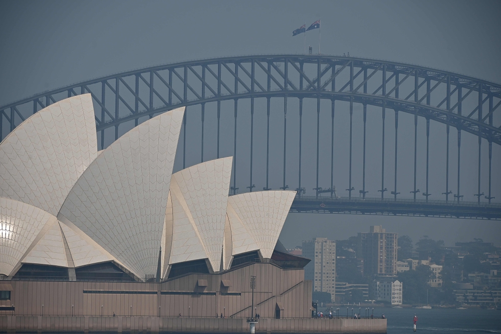 The Sydney Opera House and Harbour Bridge are seen through a smokey haze which blankets Sydney on November 21, 2019. AFP / PETER PARKS
