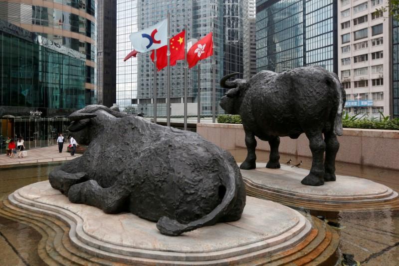 The Hong Kong Exchanges flag, Chinese national flag and Hong Kong flag are hoisted outside the Hong Kong Stocks Exchange, June 7, 2016. Reuters / Bobby Yip