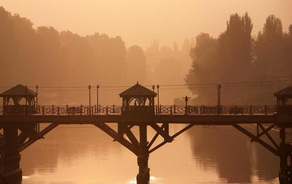 A Kashmiri man walks on a bridge during restrictions after scrapping of the special constitutional status for Kashmir by the Indian government, in Srinagar, September 1, 2019. Reuters / Danish Ismail
