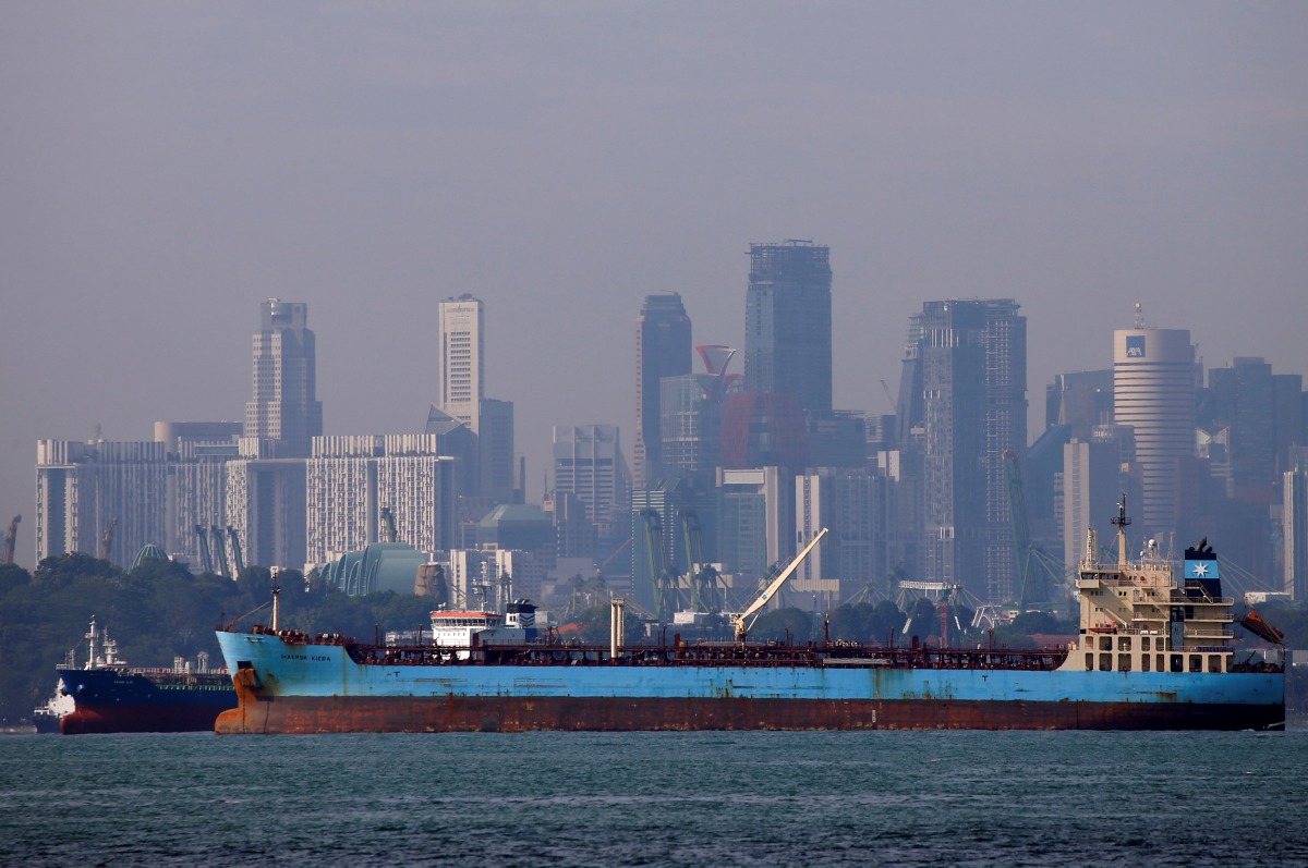 Oil tankers pass the skyline of Singapore, June 8, 2016. Reuters / Edgar Su