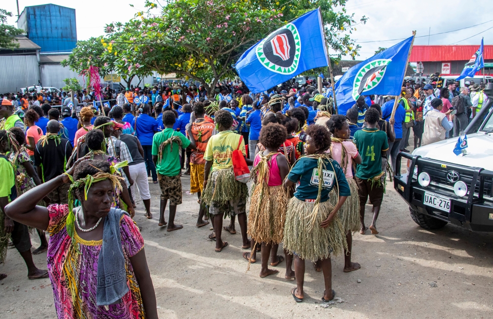 Bougainville residents gather at a polling station in an historical independence vote in Buka on November 23, 2019. AFP / NESS KERTON