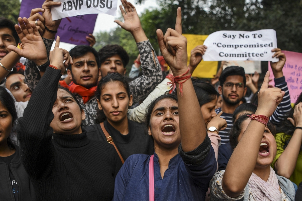 Student shout slogans and hold posters during a demonstration in support of Jawaharlal Nehru University (JNU) students for their ongoing protest against accommodation fee hike, in New Delhi on November 21, 2019. / AFP / Sajjad HUSSAIN