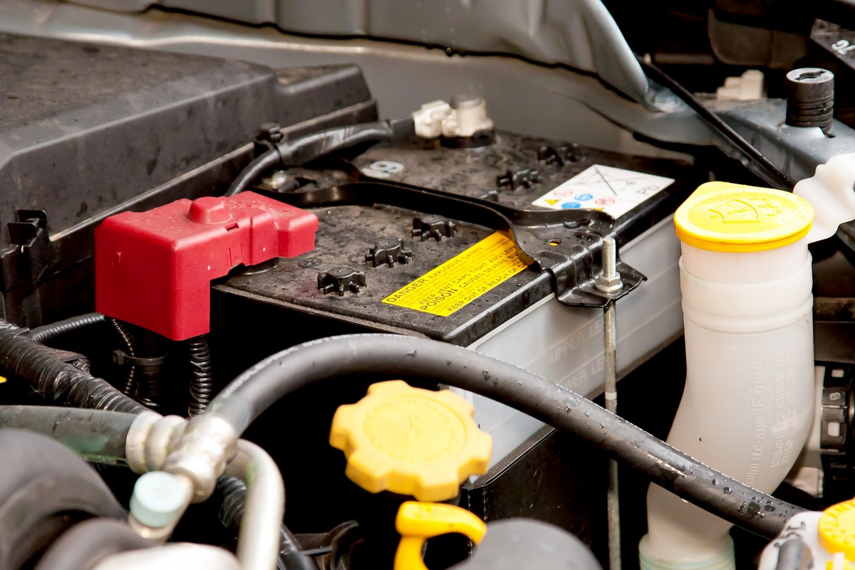 Build-ups of oxides can be removed from the terminals of the car battery with fine sandpaper, and then be wiped with a dry cloth. Photo: Kai Remmers/dpa