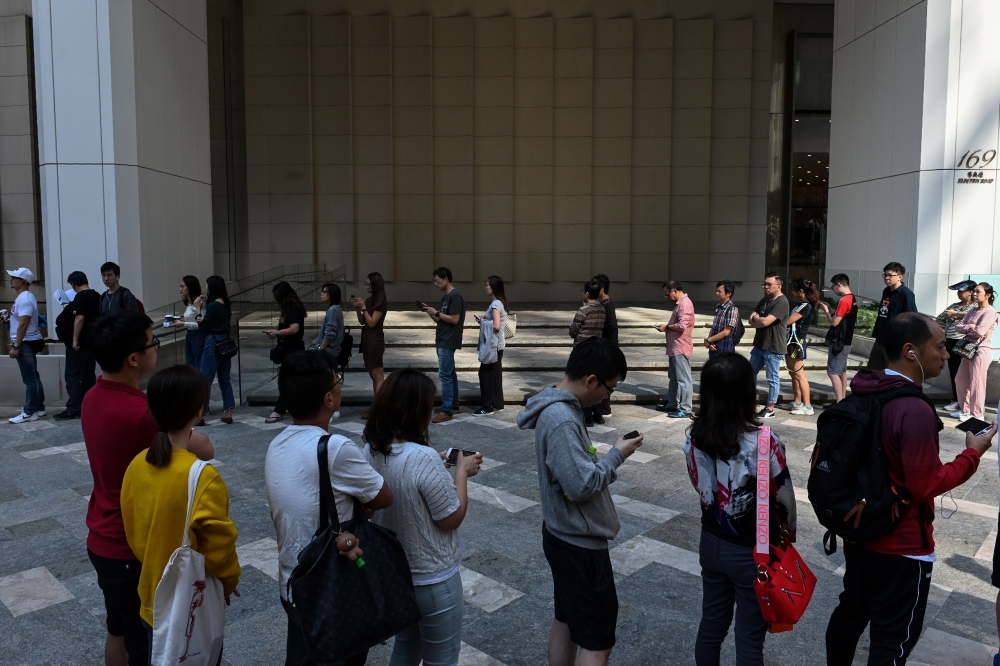 People queue to cast their vote during the district council elections in Wan Chai district of Hong Kong on November 24, 2019. AFP / YE AUNG THU