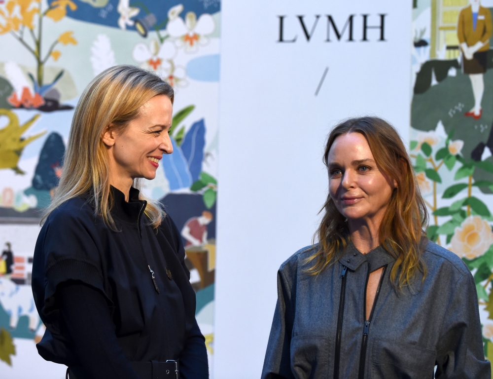 English fashion designer Stella McCartney and Louis Vuitton Executive vice president Delphine Arnault on September 25, 2019 at LVMH headquarters in Paris. AFP / Eric Piermont