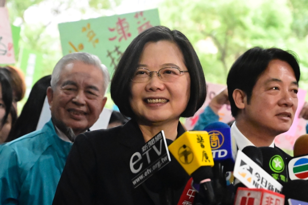 Taiwan's President Tsai Ing-wen (C) speaks after registering as a presidential candidate outside the Central Elections Committee in Taipei on November 19, 2019. AFP / Sam Yeh