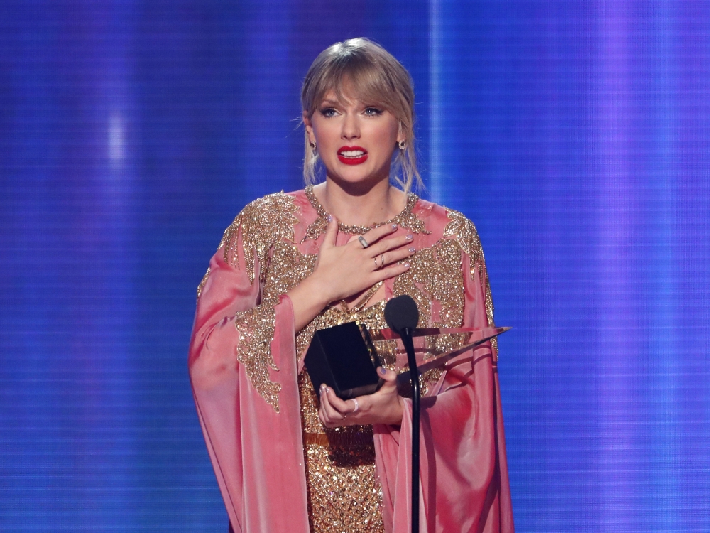 Taylor Swift accepts the Artist of the Year award at the 2019 American Music Awards, November 24, 2019 . REUTERS/Mario Anzuoni