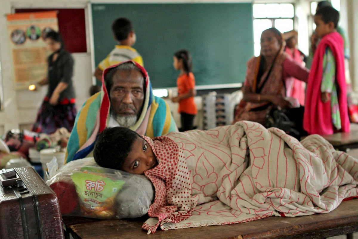 People take shelter at a camp during the cyclone Roanu in Chittagong, Bangladesh, May  21, 2016. EPA