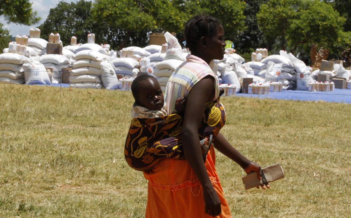 A Zimbabwean mother goes to collect her monthly rations of food aid in the Rushinga district of Mt Darwin, about 254km north of Harare, March 7, 2013. Reuters / Philimon Bulawayo