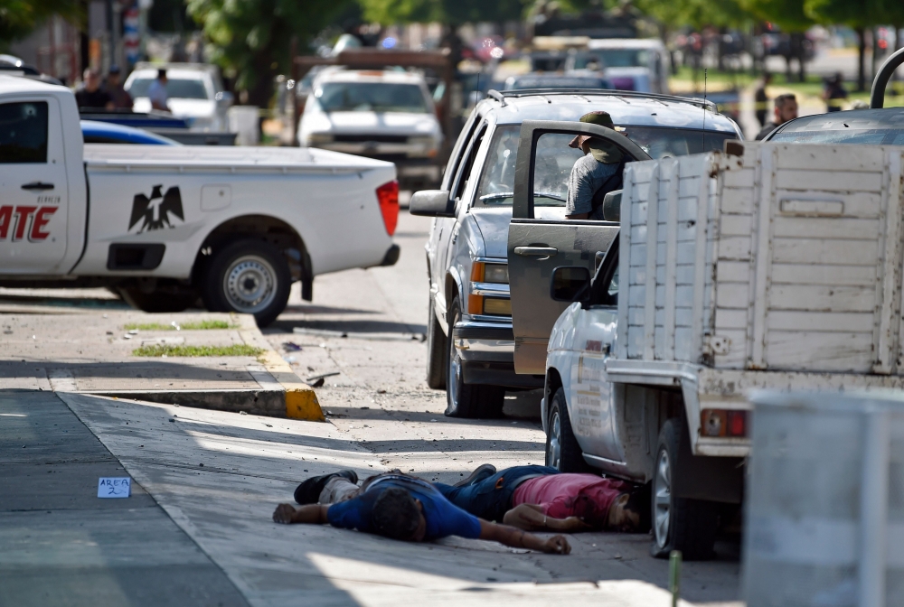 FILE PHOTO: Corpses lie on the street after heavily armed gunmen waged an all-out battle against Mexican security forces in Culiacan, Sinaloa state, Mexico, on October 18, 2019. AFP / Alfredo Estrella
 