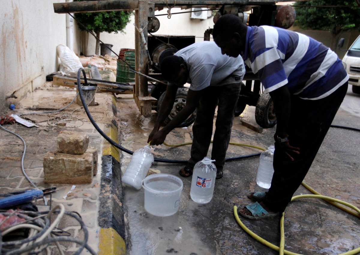Men fill bottles with water in Tripoli, Libya, October 26, 2017. Reuters / Ismail Zitouny