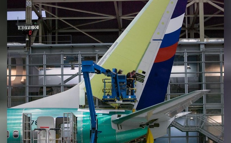 Boeing employees work on the tail of a Boeing 737 NG at the Boeing plant in Renton, Washington December 7, 2015. REUTERS/Matt Mills McKnight
