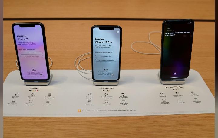 Apple iPhone 11's are pictured inside of the Apple Store on Fifth Ave in the Manhattan borough of New York, New York, U.S., September 20, 2019. REUTERS/Carlo Allegri/File Photo
