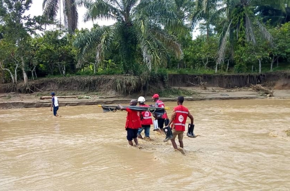  Members of Ugandan Red Cross carry a dead body after heavy rains caused landslides leaving 16 dead in Kampala, uganda on December 08, 2019. ( UGANDAN RED CROSS / HANDOUT - Anadolu Agency )