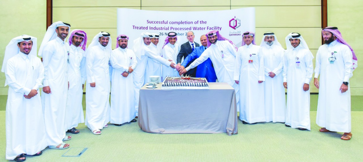 Officials cutting the cake during the ceremony.