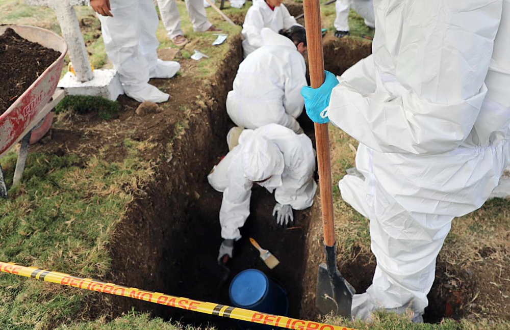 Experts digging in a cemetery in Las Mercedes, south of Colombia where military sources say there should be a mass grave with more than 50 civilians executed by soldiers on December 14 , 2019. AFP / Special Jurisdiction for Peace press office