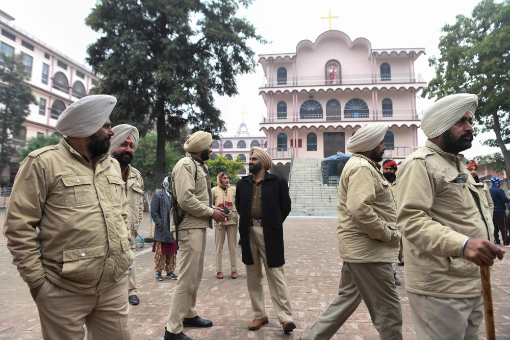 Punjab Police Personnel stand guard as parents of school children protest after a eight-year-old girl was allegedly raped by a school boy, at the Sacred Heart Convent School in Beas, some 55 km from Amritsar on December 16, 2019. AFP / Narinder Nanu
 