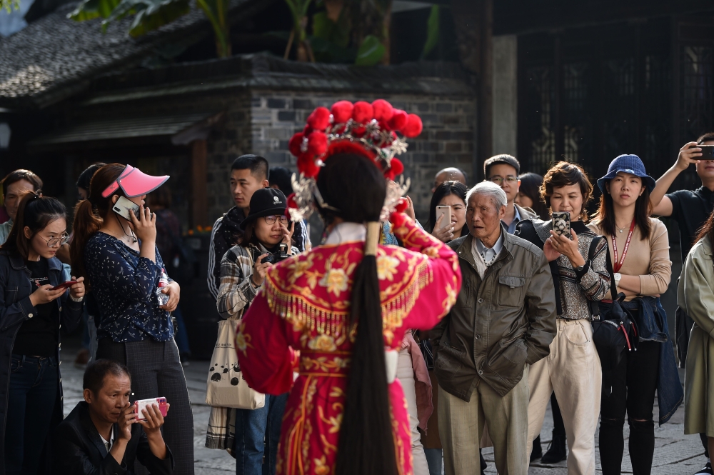 People watching a Beijing Opera performance during the 7th annual Wuzhen Theatre Festival in Wuzhen in Zhejiang province, two hours from Shanghai on October 28, 2019. AFP / Hector Retamal
