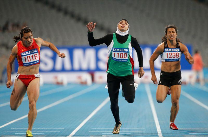 Iran's Maryam Toosi (C), wearing a hijab, competes with China's Yuan Qiqi (L) and Turkmenistan's Valentinae Meredova during the women's 100m heats at the Incheon Asiad Main Stadium during the 17th Asian Games September 27, 2014. Reuters/Kim Kyung-Hoon 