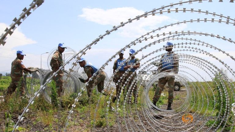 The South Africa contingent of the UN peacekeepers in Congo erect a razor wire barrier around Goma airport in the Democratic Republic of Congo, November 26, 2012. Reuters / James Akena