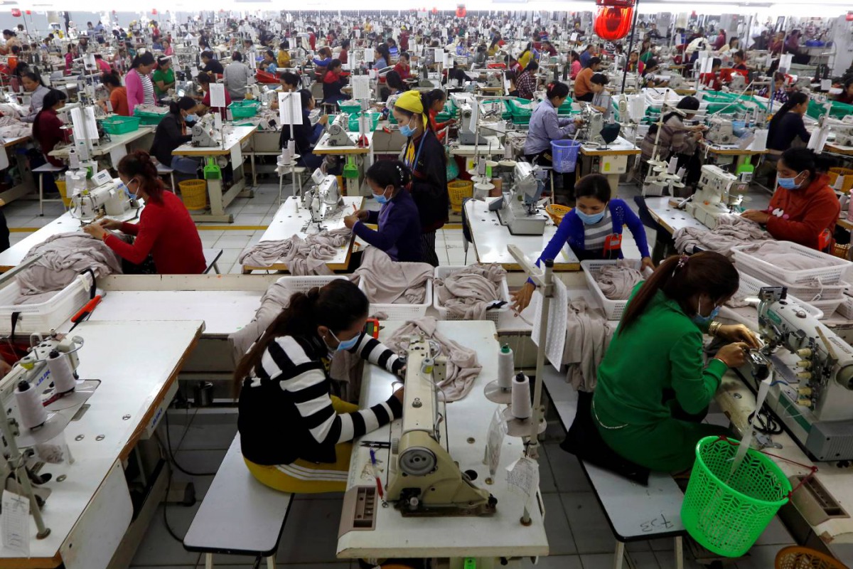 Employees work at a factory supplier of the H & M brand in Kandal province, Cambodia, December 12, 2018. Reuters / Samrang Pring