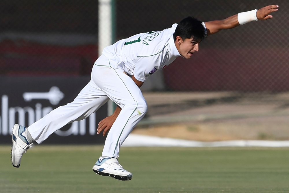 Pakistan's Naseem Shah delivers a ball during the fourth day of the second Test cricket match between Pakistan and Sri Lanka at the National Cricket Stadium in Karachi on December 22, 2019. (AFP / Asif HASSAN)