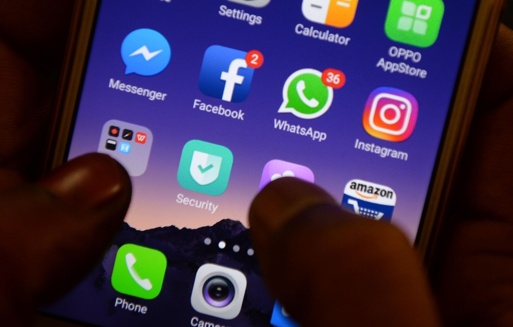 FILE PHOTO: Apps for Facebook, Instagram, Whatsapp and other social networks on a smartphone in Chennai. AFP / ARUN SANKAR 