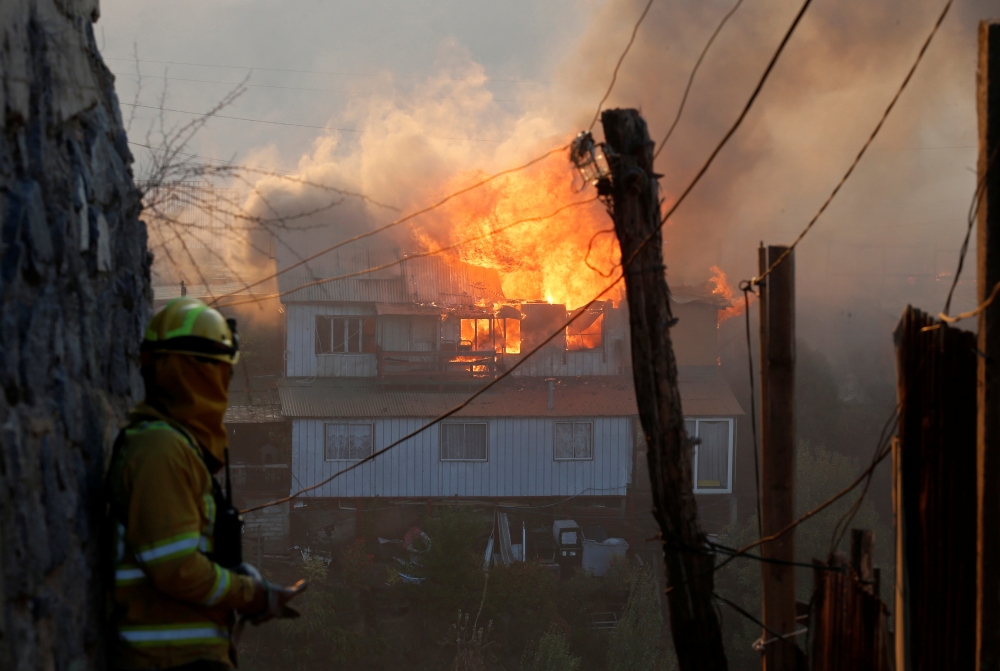 A house burns following the spread of wildfires in Valparaiso, Chile, December 24, 2019. REUTERS/Rodrigo Garrido
