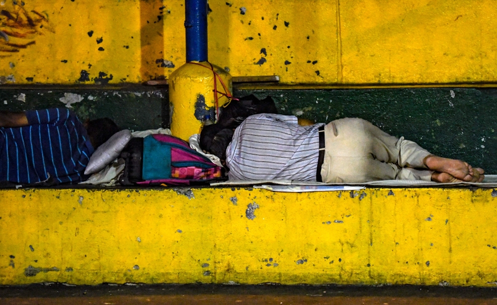Venezuelan migrants sleep at a park in Bucaramanga, Colombia, on December 17, 2019.  AFP / Juan Barreto 