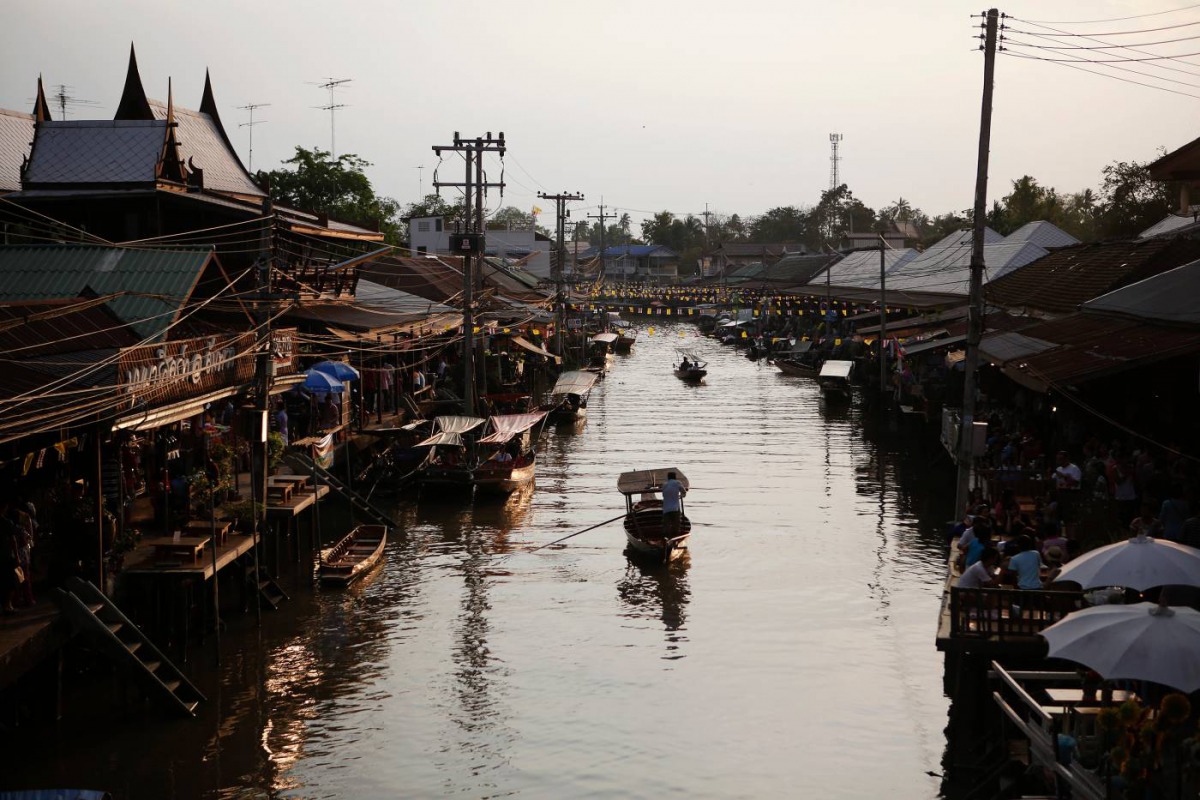 Small boats maneuver through the Amphawa floating market at Samut Songkhram province March 16, 2013. Reuters/Damir Sagolj