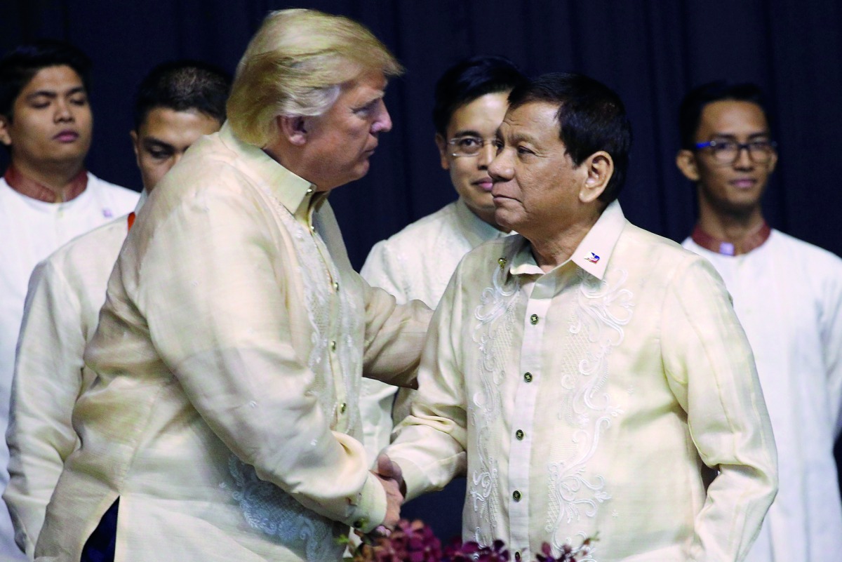 Donald Trump shakes hands with Rodrigo Duterte during the gala dinner marking ASEAN 50th anniversary in Manila, November 12, 2017. Reuters / Athit Perawongmetha