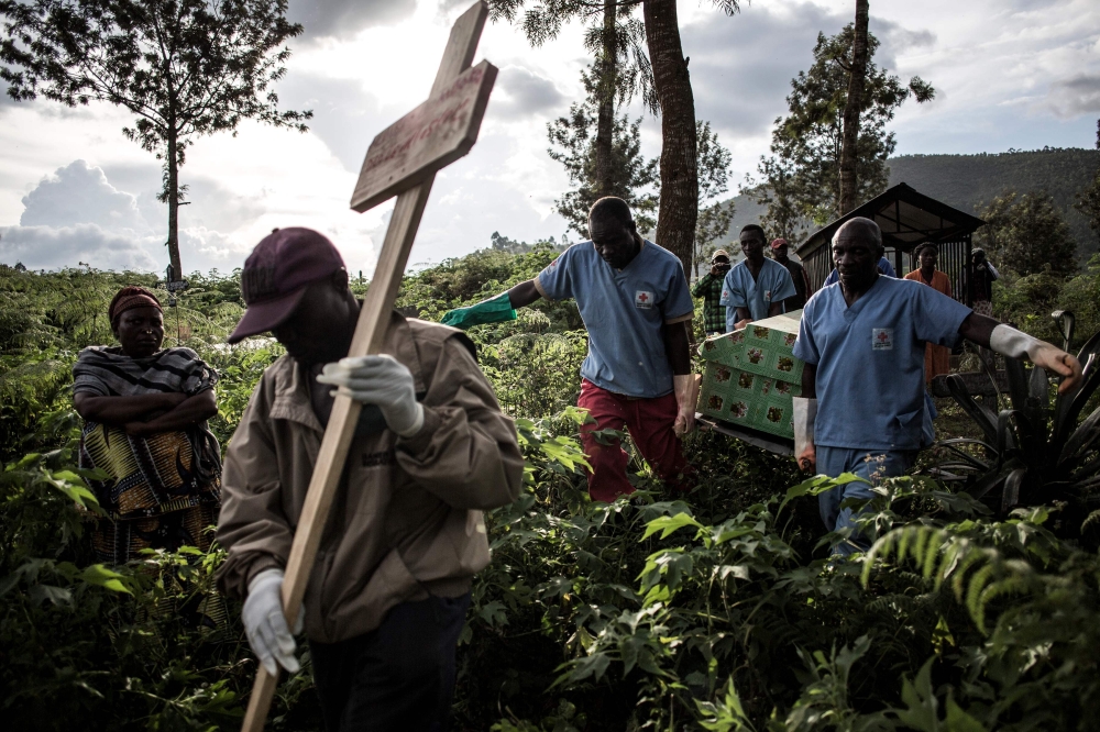 Health workers carry a coffin containing a victim of Ebola virus in Butembo.  May 16, 2019.  / AFP / JOHN WESSELS