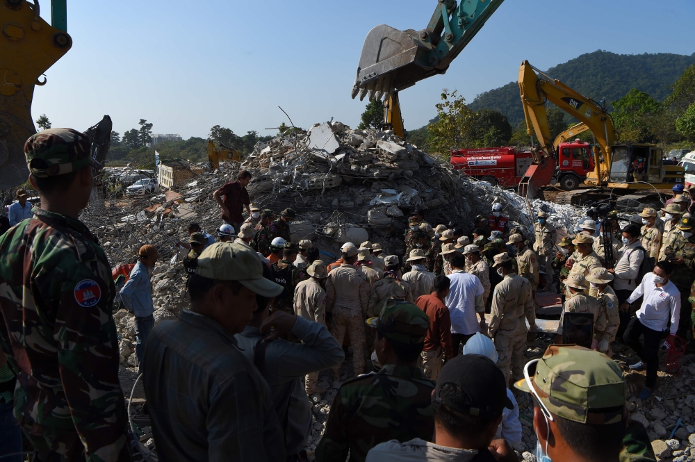 Rescue personnel work at the site where an under-construction building collapsed on January 3, in southern Cambodia's coastal Kep province on January 5, 2020. AFP / TANG CHHIN Sothy