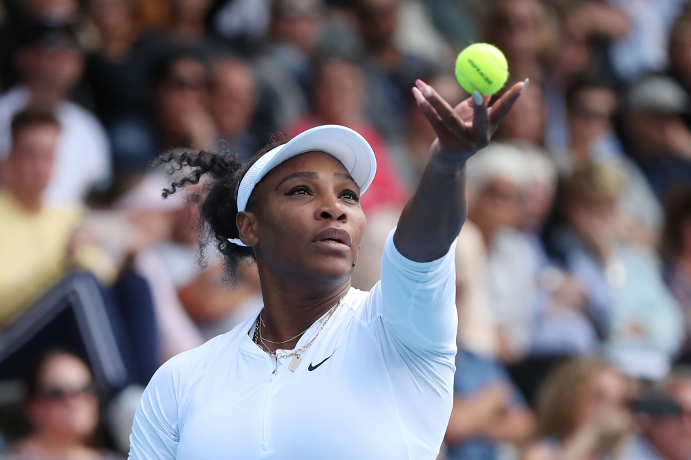 Serena Williams of the US serves against Camila Giorgi of Italy during their women's singles first round match during the Auckland Classic tennis tournament in Auckland on January 7, 2020. / AFP / MICHAEL BRADLEY