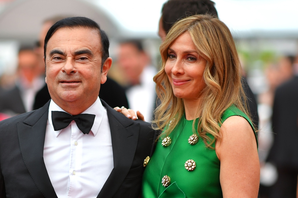 Carlos Ghosn (L) and his wife Carole arriving for the screening of the film 'L'Amant Double' (Amant Double) at the 70th edition of the Cannes Film Festival in Cannes, on May 26, 2017. AFP / Loic Venance
 