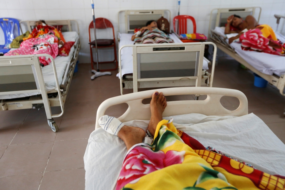 Survivors rest at a hospital after the collapse of a building which was under construction killed 36 workers in Kep, Cambodia, January 6, 2020. Reuters/Samrang Pring
 