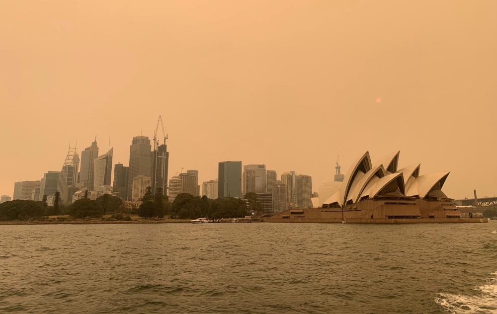 The haze from bushfires obscures the sun setting above the Sydney Opera House in Sydney, Australia, December 6, 2019. Reuters / John Mair
