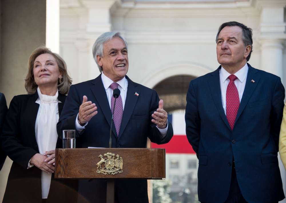 Chilean President Sebastian Pinera delivers a speech next to his wife Cecilia Morel and Chilean Minister of Foreign Affairs Roberto Ampuero on October 01, 2018. AFP / Martin Bernetti