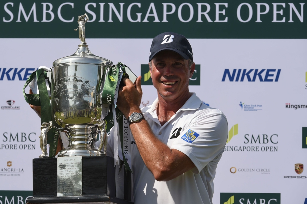  Matt Kuchar of the US poses with the trophy after winning the Singapore Open tournament at Sentosa golf club in Singapore on January 19, 2020. / AFP / Roslan RAHMAN