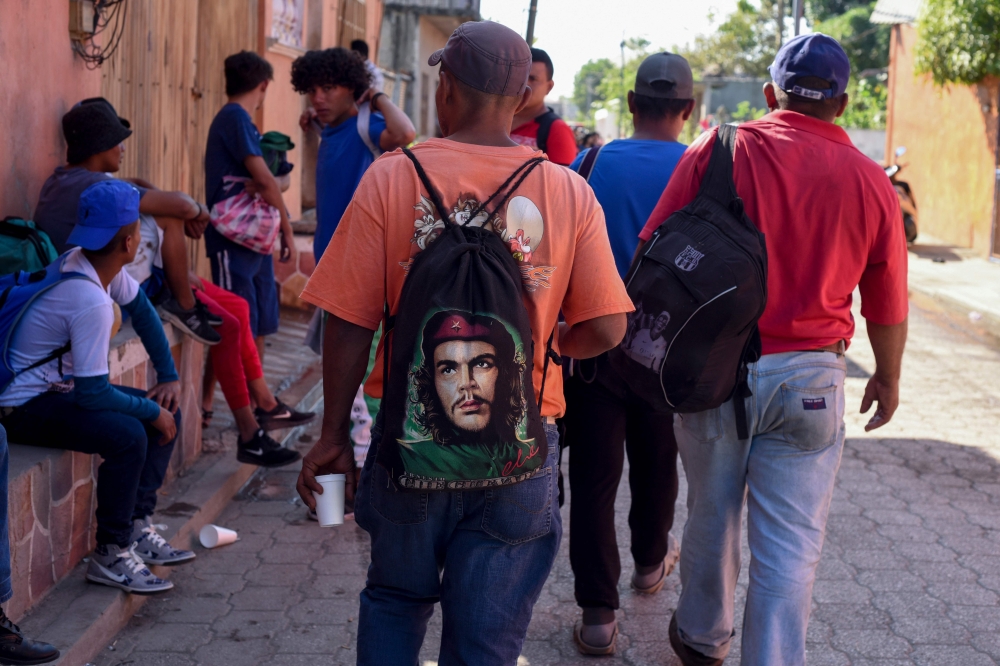 
Honduran migrants taking part in a caravan travelling to the US, line up to receive breakfast at a temporary shelter in Tecun Uman, Guatemala on January 19, 2020. AFP / Johan Ordonez 

 

 
