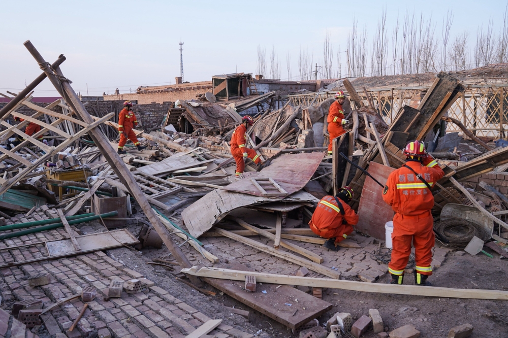 Rescuers search in the aftermath of an earthquake in Kashgar in China's northwestern Xinjiang region on January 20, 2020./ AFP / STR