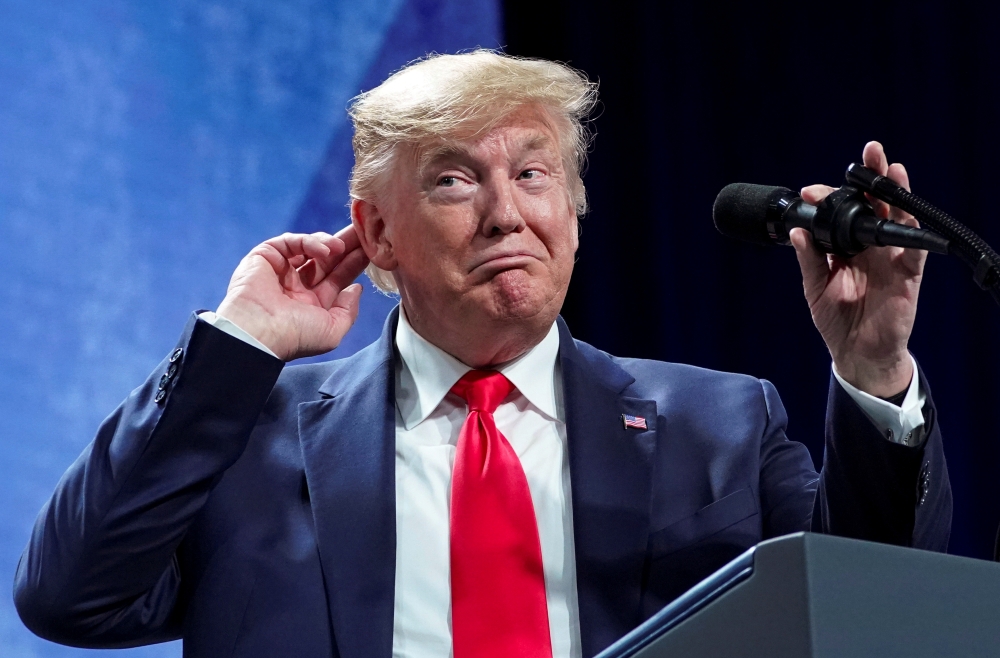  U.S. President Donald trump puts his hand to his head while speaking at the American Farm Bureau Federation Annual Convention and Trade Show in Austin, Texas, January 19, 2020. REUTERS/Kevin Lamarque 