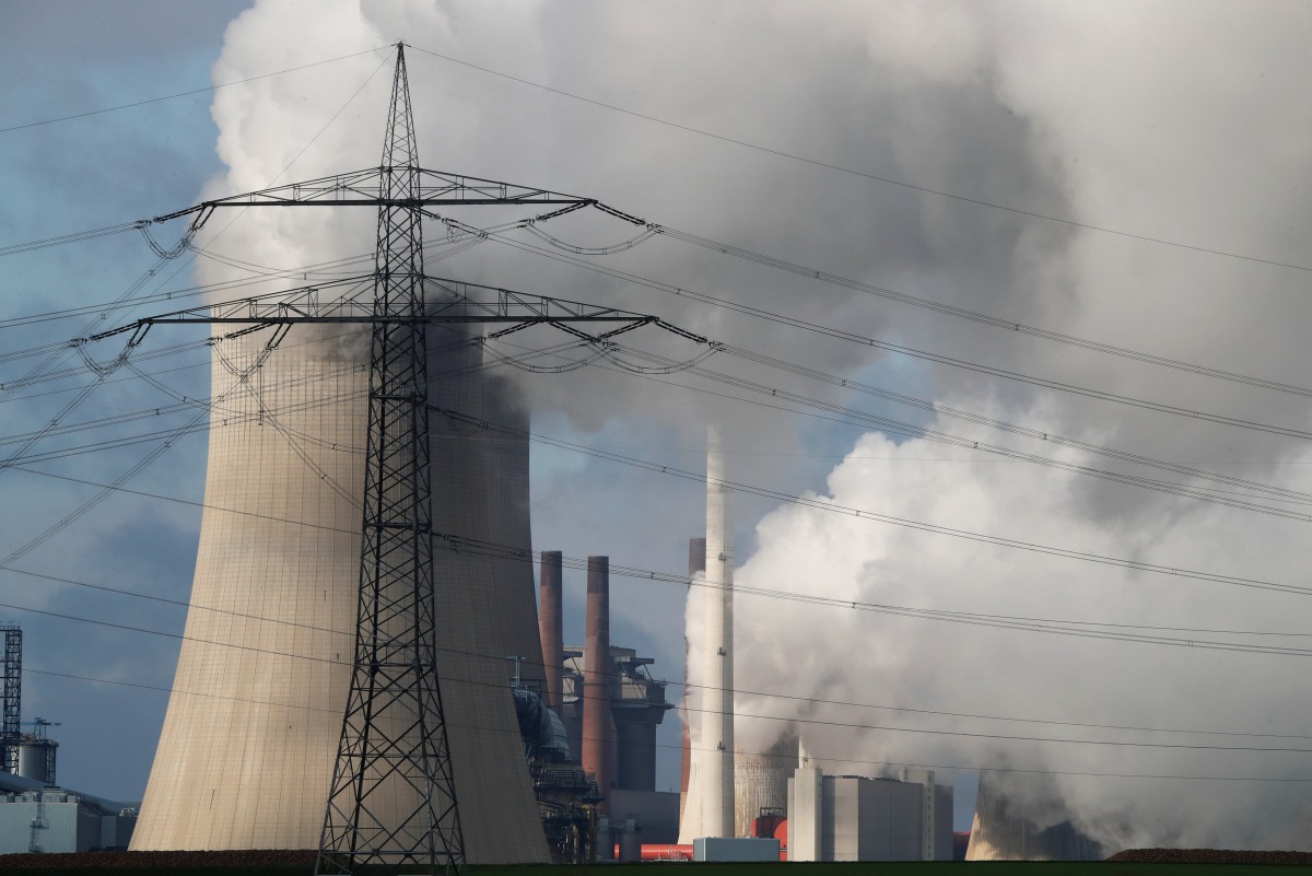 Steam rises from a coal power plant of RWE in Neurath, north-west of Cologne, Germany, November 10, 2017. Reuters / Wolfgang Rattay