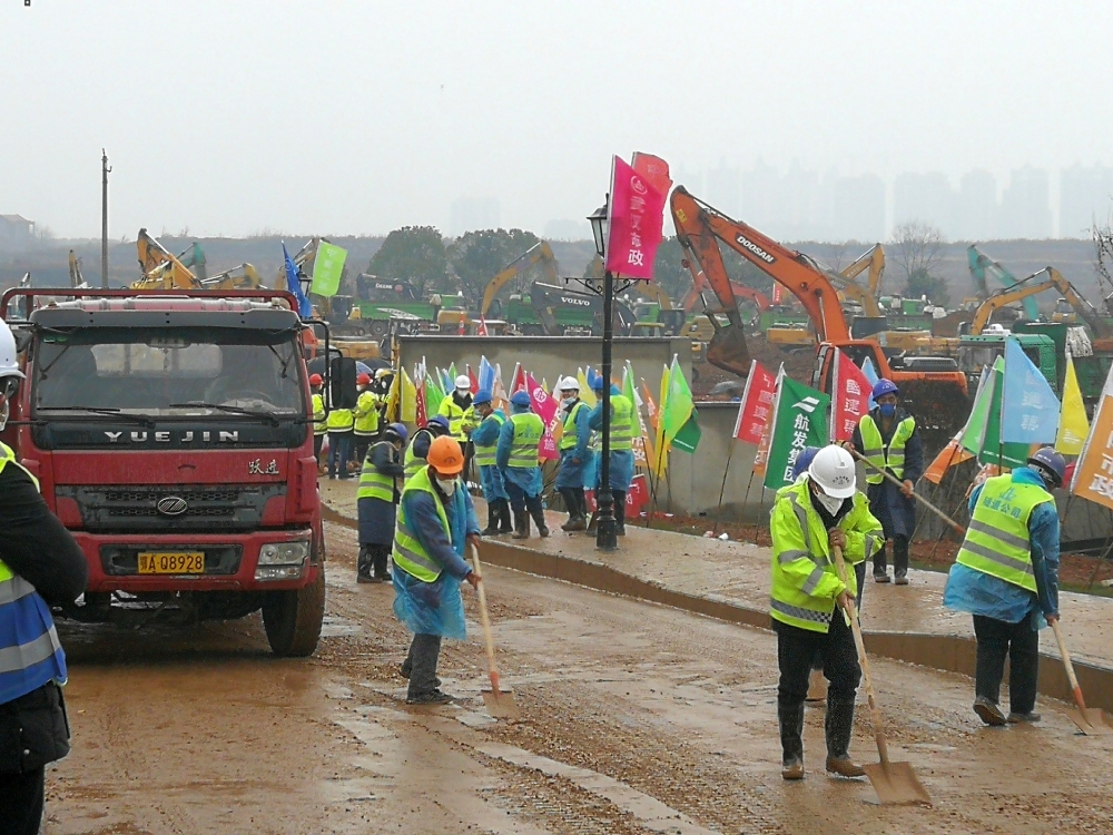 Workers clear the way at the construction site where the new hospital is being built to treat patients of a new coronavirus following the outbreak and the city's lockdown, on the outskirts of Wuhan, China January 24, 2020. cnsphoto via REUTERS. 