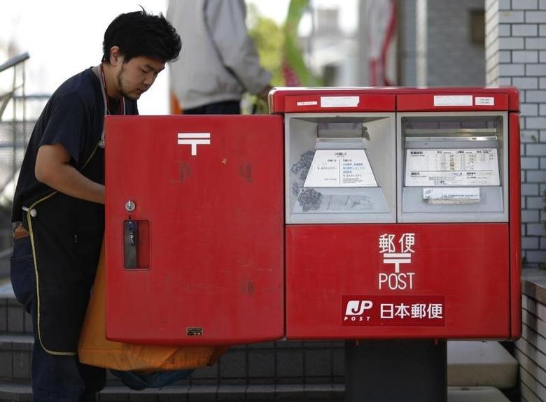 An employee of Japan Post Co collects mail at a post office in Tokyo October 26, 2012. Reuters/Toru Hanai 