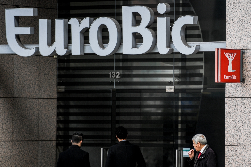 People enter the EuroBic bank headquarters in Lisbon on January 23, 2020. AFP / Patricia De Melo Moreira