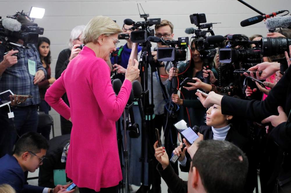 Democratic 2020 US presidential candidate and US Senator Elizabeth Warren (D-MA) talks to reporters after learning that she received the endorsement of the Des Moines Register newspaper in Muscatine, Iowa, US, January 25, 2020. Reuters/Brian Snyder
 